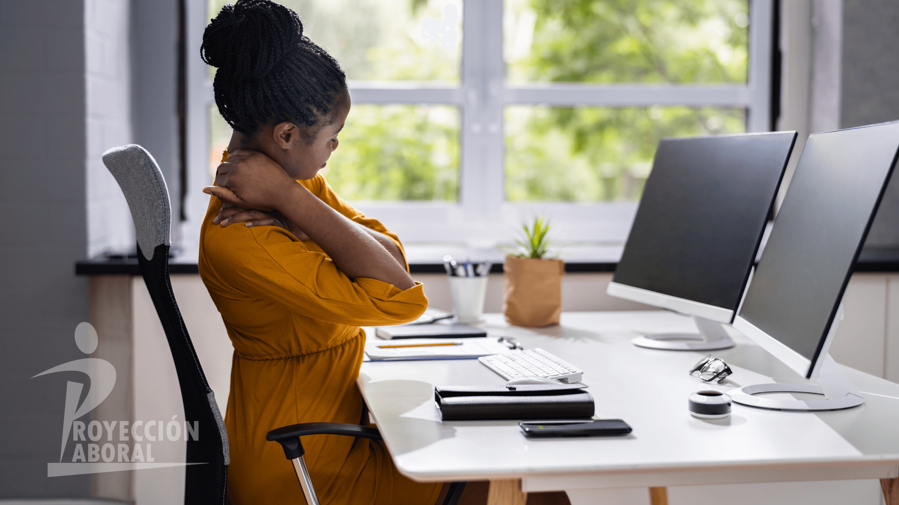 ¿Pasas mucho tiempo sentado? 3 hábitos para cuidar tu salud en el trabajo.